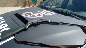 BPRaio aprende arma de fogo e moto roubada na zona rural de Tauá