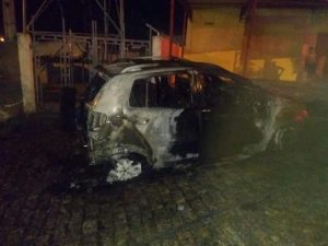 Tauá: carro pega fogo em frente ao Clube Botafogo