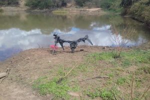 Carcaça de Moto Furtada No Último Sábado Foi Encontrada Dentro de Açude Em Parambu