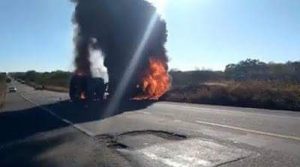 Caminhão tanque pega fogo após tombar na BR 020 em Boa Viagem