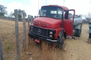 Tauá: colisão entre caminhão pipa e uma pick-up Montana deixa dois feridos no Distrito de Inhamuns