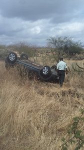 Carro capota na BR 020, em Tauá