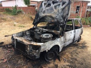 Ex-vereador de Aiuaba tem carro incendiado e casa alvejada a tiros