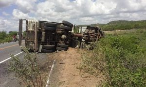 Caçamba tomba na BR 020 na zona rural de Tauá