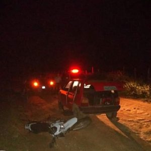 ARNEIROZ Colisão entre moto e carro deixa casal ferido