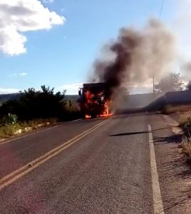 PARAMBU ,CAÇAMBA QUE TRANSPORTA LIXO PARA REGIÃO SERRANA PEGA FOGO NO DISTRITO DE MONTE SION