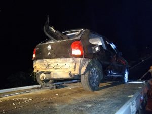 Carro desce barranco na BR 020 em Tauá