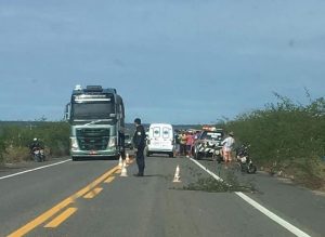 ACIDENTE FATAL DEIXA MULHER MORTA, NA BR 020, EM PARAMBU