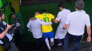 Com gelo no tornozelo, Neymar deixa amistoso contra o Catar chorando