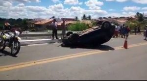 Carro colide com varanda da ponte e capota na BR 020 em Tauá