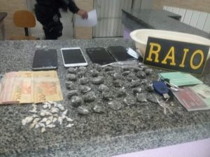 CPRaio estoura boca de fumo, apreende drogas, 2 menores e faz a prisão de um adulto em Tauá