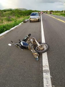 Tauá: colisão entre carro e moto na BR 020 deixou 2 feridos