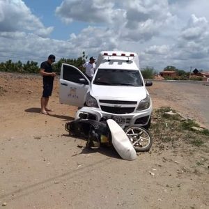 Ambulância de Aiuaba se choca com motocicleta na saída de Tauá para Arneiroz na CE 176