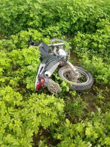 Motocicleta tomada de assalto na BR 020, em Tauá, foi abandonada no Bairro Bezerra e Souza