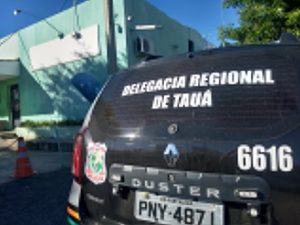 Carro tomado de assalto na BR 020, em Tauá