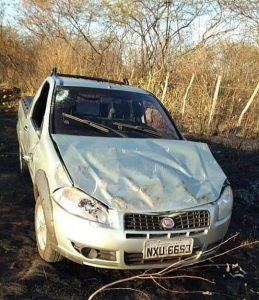 Carro capota na CE 176 em Aiuaba