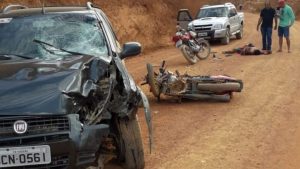 Colisão entre carro e moto na zona rural de Aiuaba, deixa jovem gravemente ferido