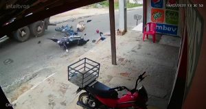 Colisão frontal deixa motociclistas feridos em Parambu.