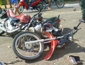 Colisão entre motos deixa 3 feridos em Parambu