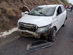 Buracos na pista: carro capota na BR-020, em Tauá